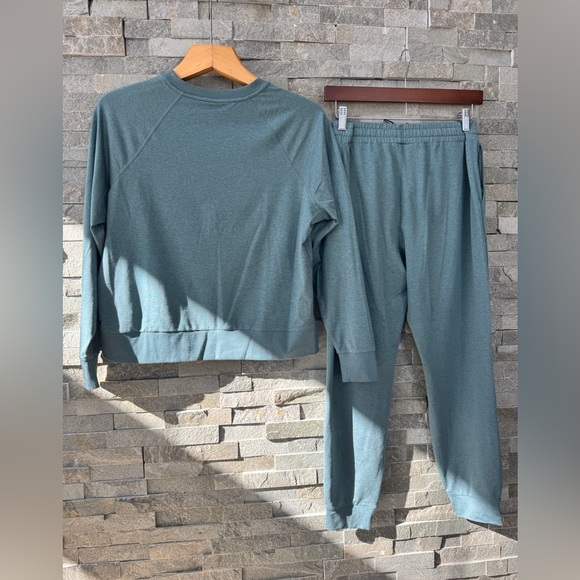 VUORI WOMEN'S DAYDREAM CREW AND JOGGER SET SMOKE BLUE SMALL - Picture 4 of 16